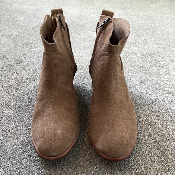 Ugg Tan Suede Zip-Up Bootie - Picture 4 of 8
